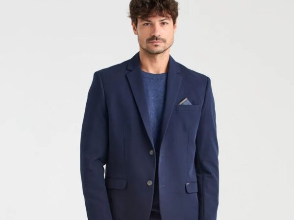 Blazer azul combina com que cor de calça?