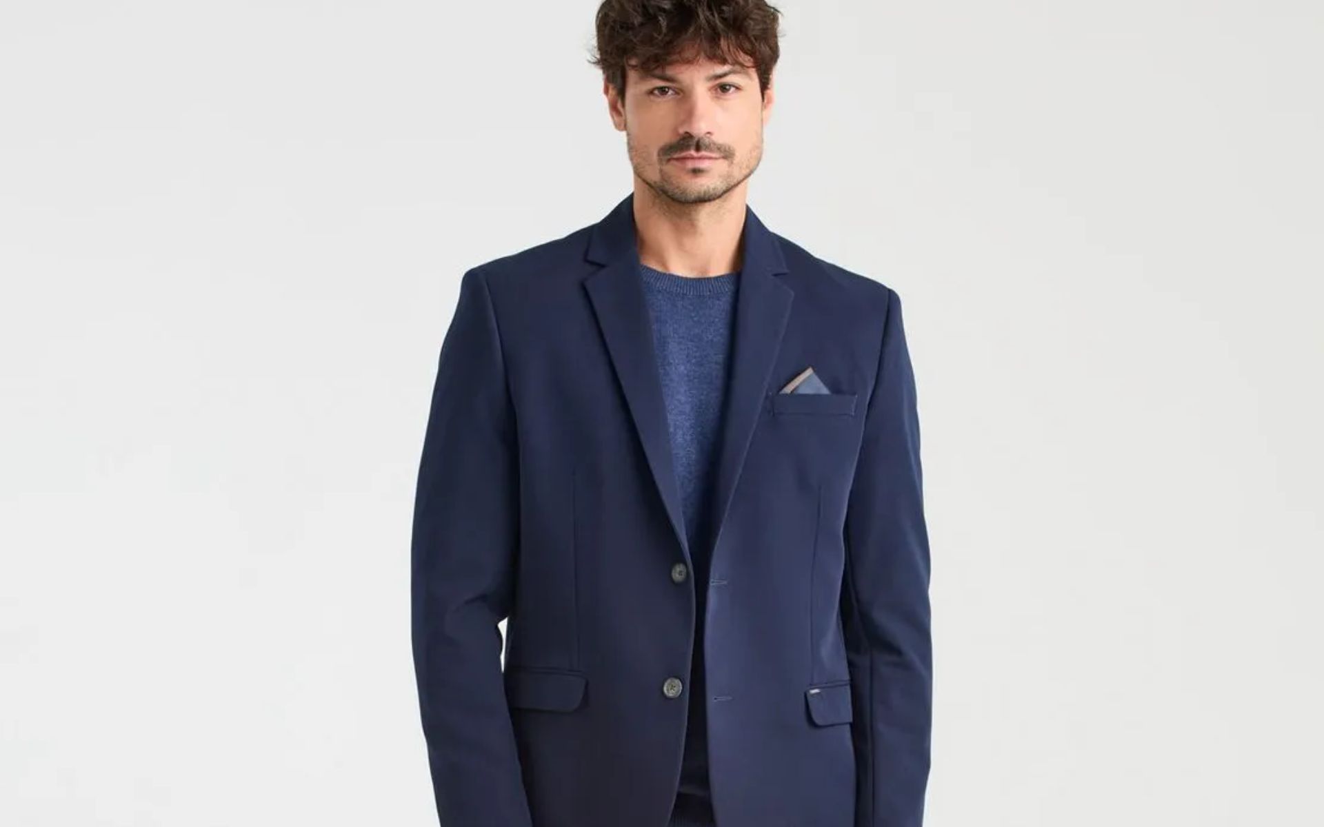 Blazer azul combina com que cor de calça?