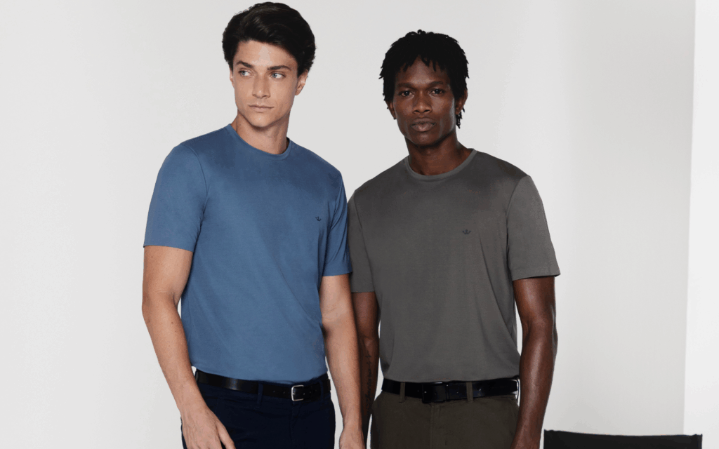 homens vestindo a camisa tech da docthos, roupa slim masculina da marca