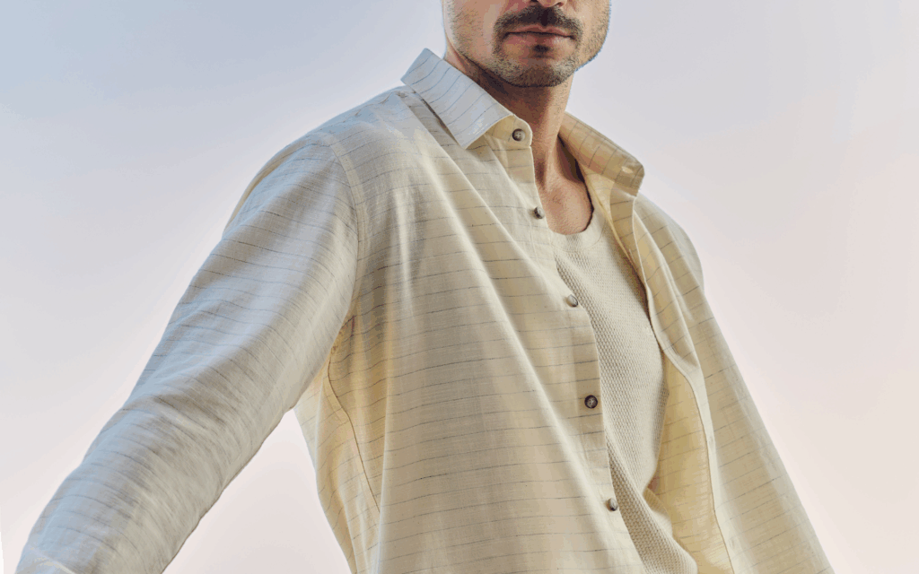 modelo vestindo camisa de linho masculina