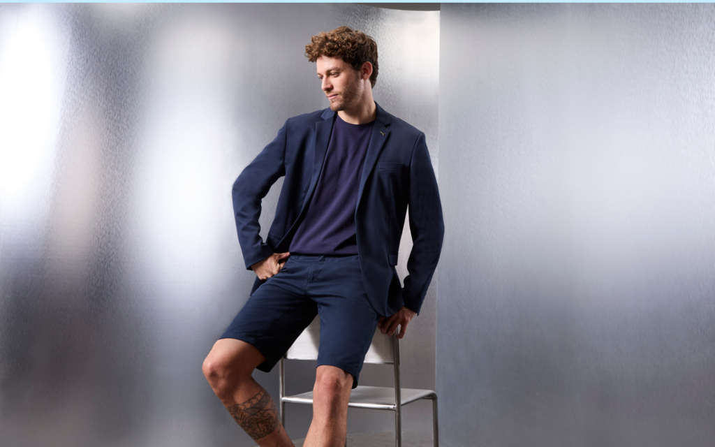 homem usando blazer masculino slim