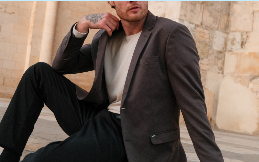 homem vestindo peças do seu guarda-roupa cápsula masculino