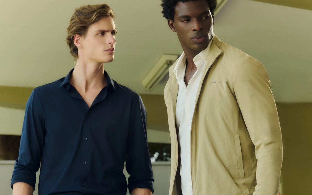 dois homens vestindo camisa social slim masculina