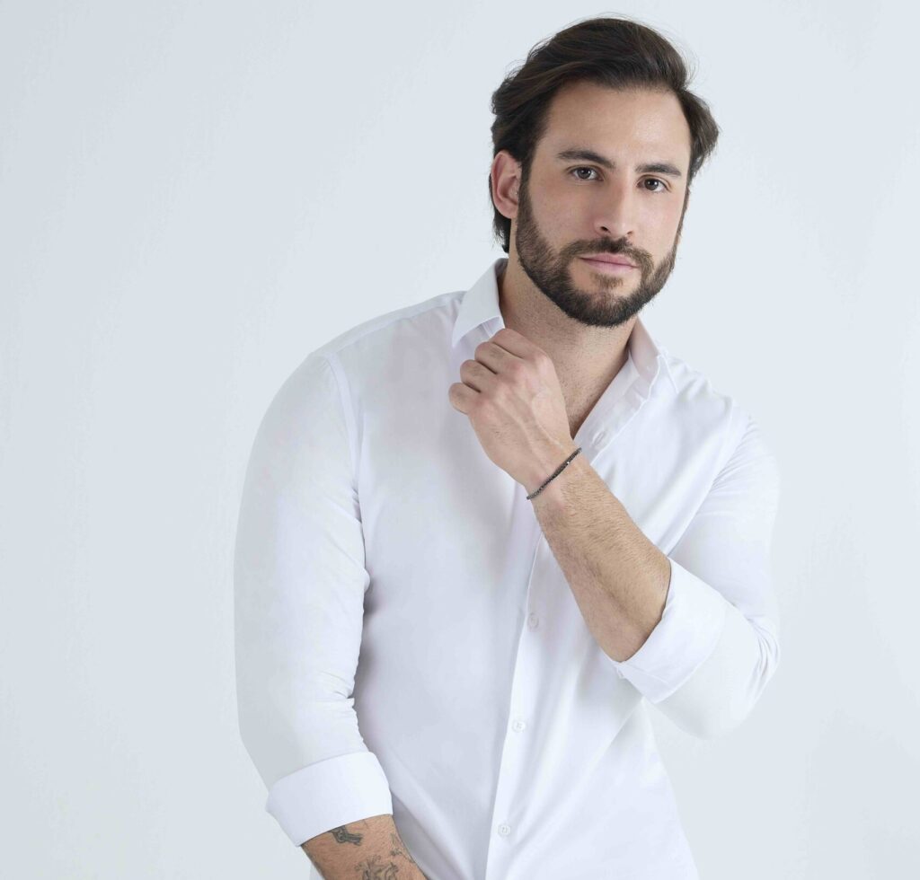 homem posa com camisa masculina de algodão egípcio