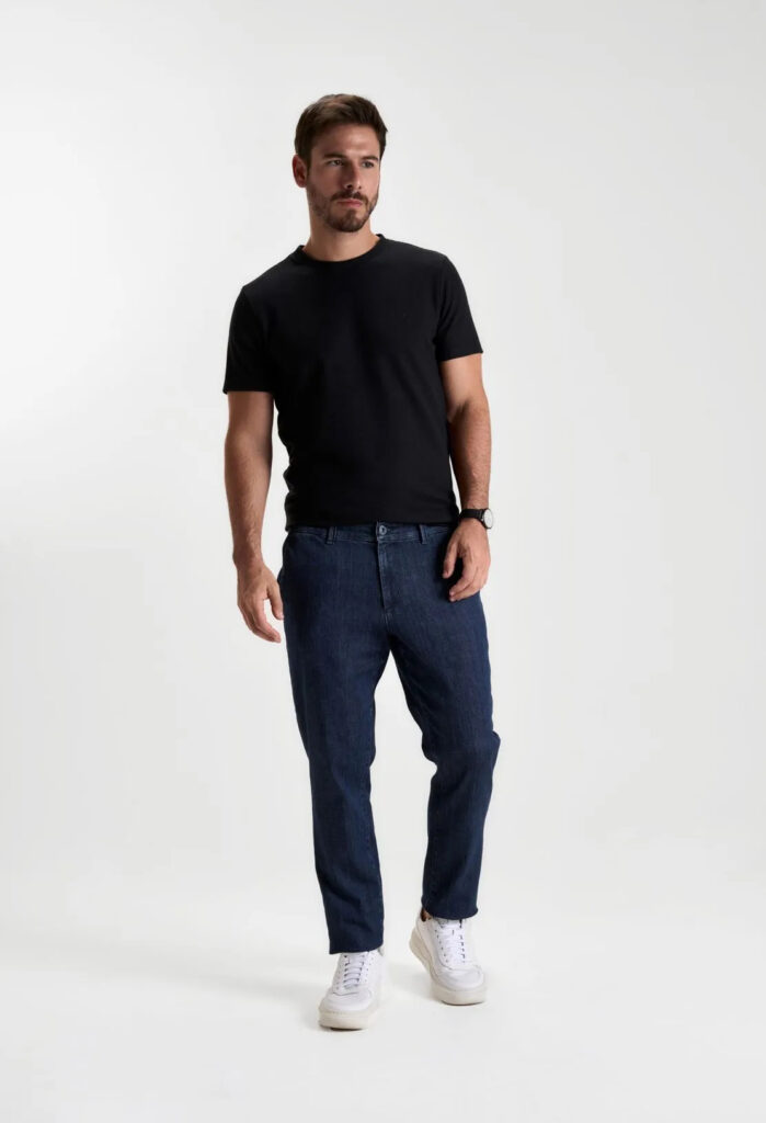 homem posa com calça jeans da Docthos
