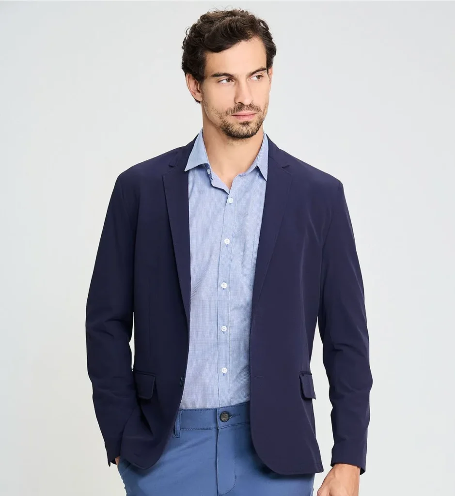 homem posa com o blazer pocket da Docthos