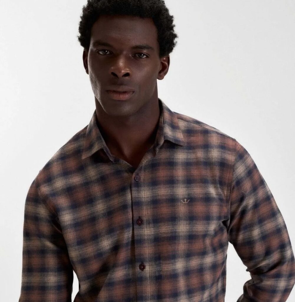 homem posa com camisa de flanela masculina xadrez