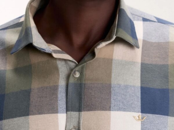 Camisa de flanela xadrez masculina: 4 formas de combinar este clássico dos anos 90
