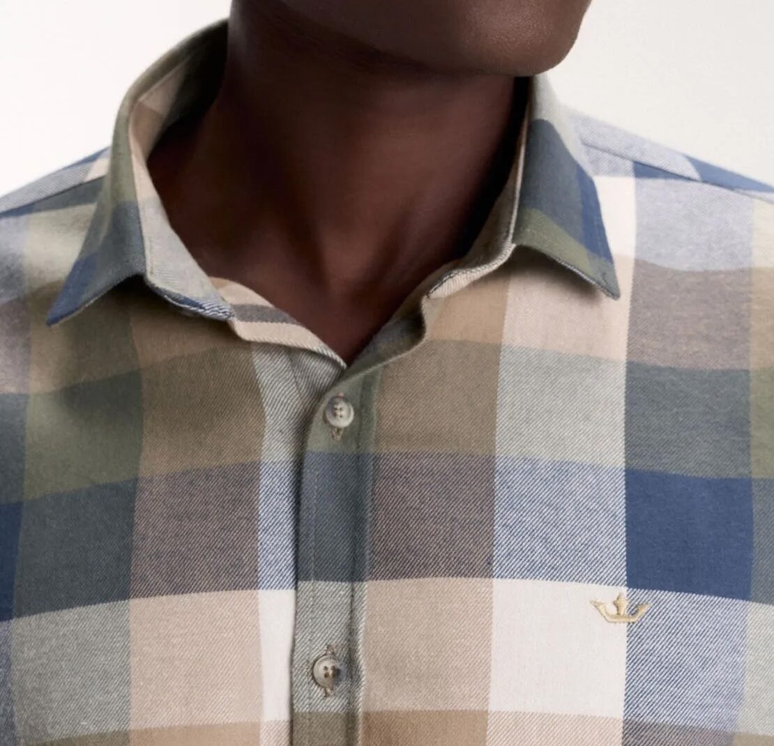 Camisa de flanela xadrez masculina: 4 formas de combinar este clássico dos anos 90