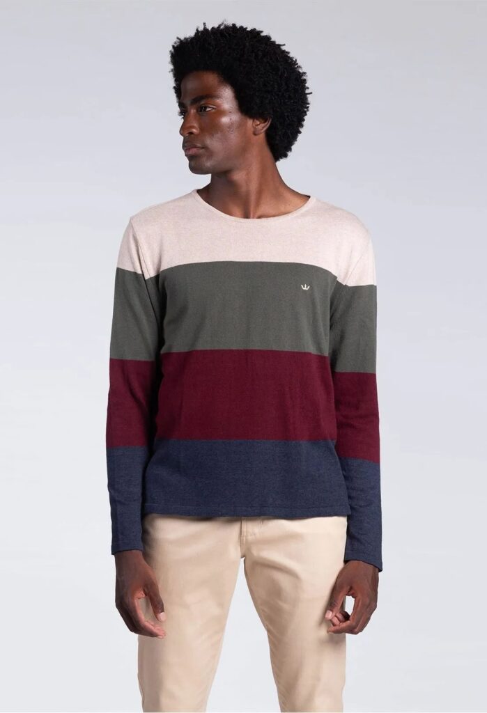 homem posa vestido com suéter masculino com listras
