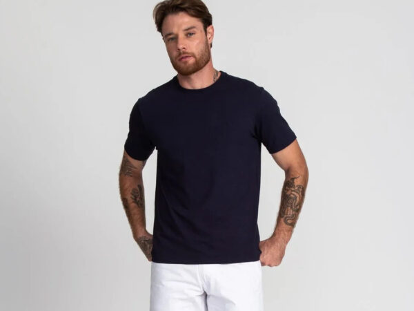 Qual camisa combina com bermuda sarja masculina branca?