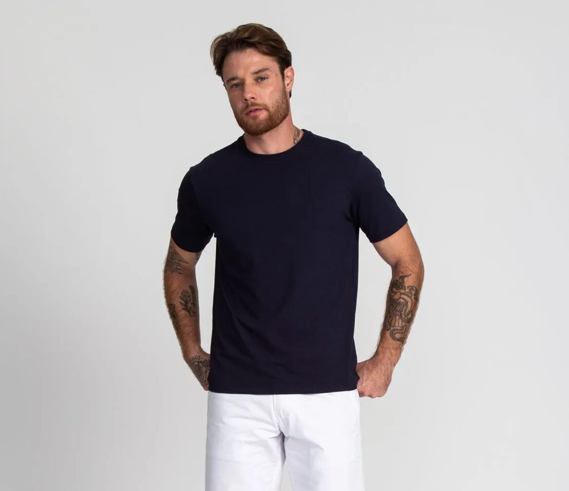 Qual camisa combina com bermuda sarja masculina branca?