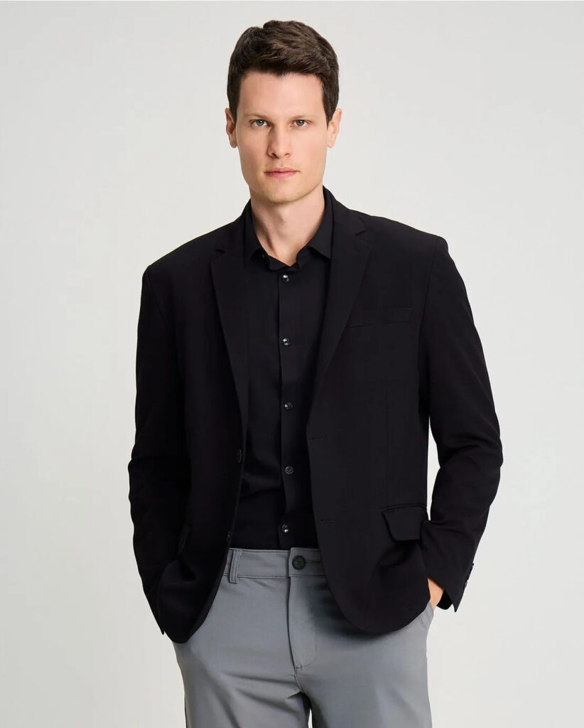 homem posa com blazer slim masculino