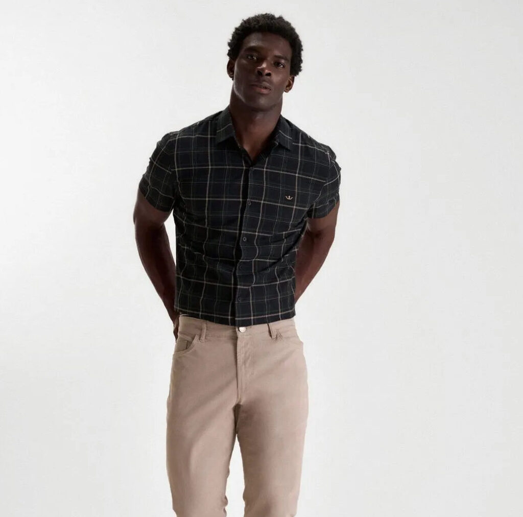 homem posa com calça de sarja masculina bege