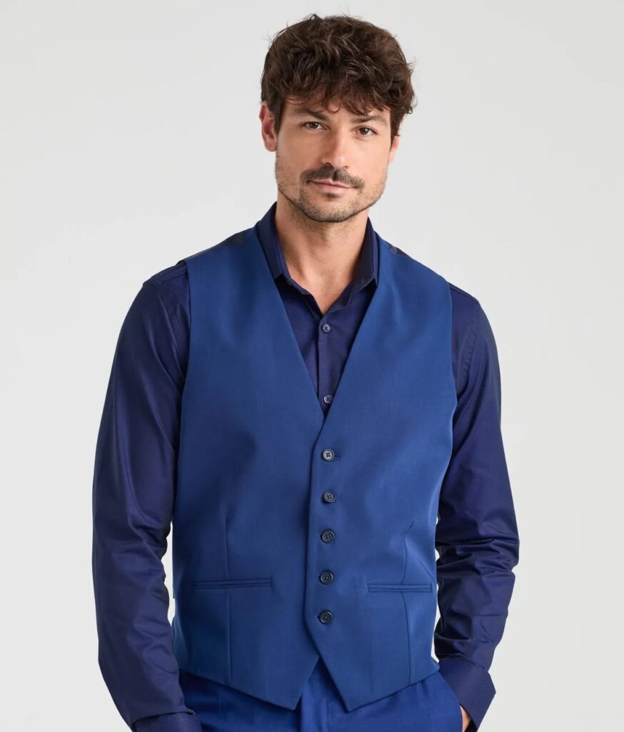 homem posa vestindo colete masculino azul