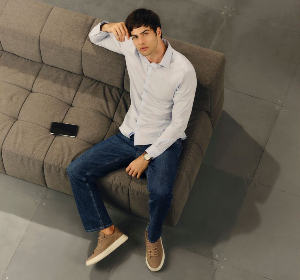 calça masculina jeans escura para evento casual