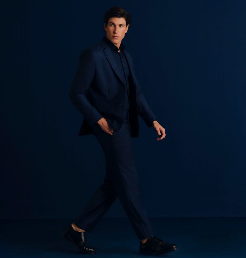 look monocromatico masculino com azul marinho